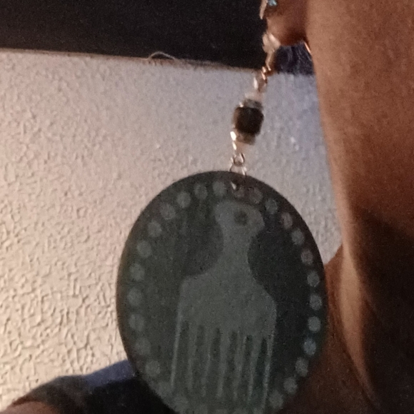 Afrocentric wooden afro pick earrings - Picture 2 of 2